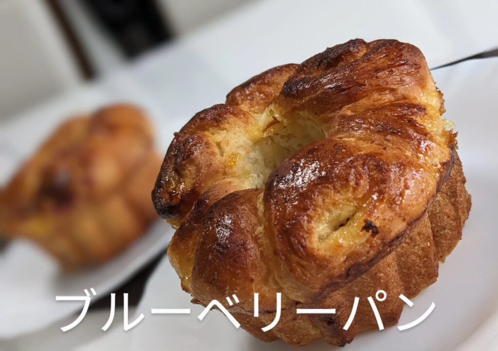 ダイエット中でも食べたくスイーツ•ブルーベリーパン•おから/強力粉/キビ砂糖/塩/豆乳/卵/バター/ドライイースト•️おからとブルーベリー入り タンパク質とアントシアニン入り•家族のおやつ、手土産などに•